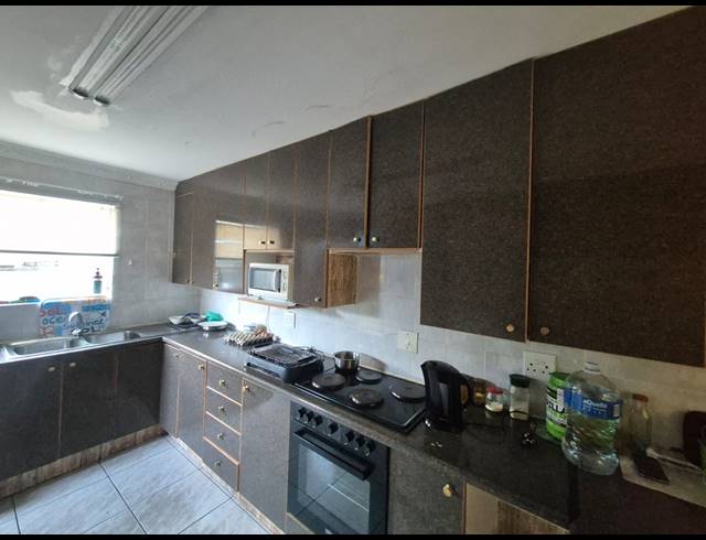 3 BEDROOM TOWNHOUSE FOR SALE IN VANDERBIJLPARK SE 3